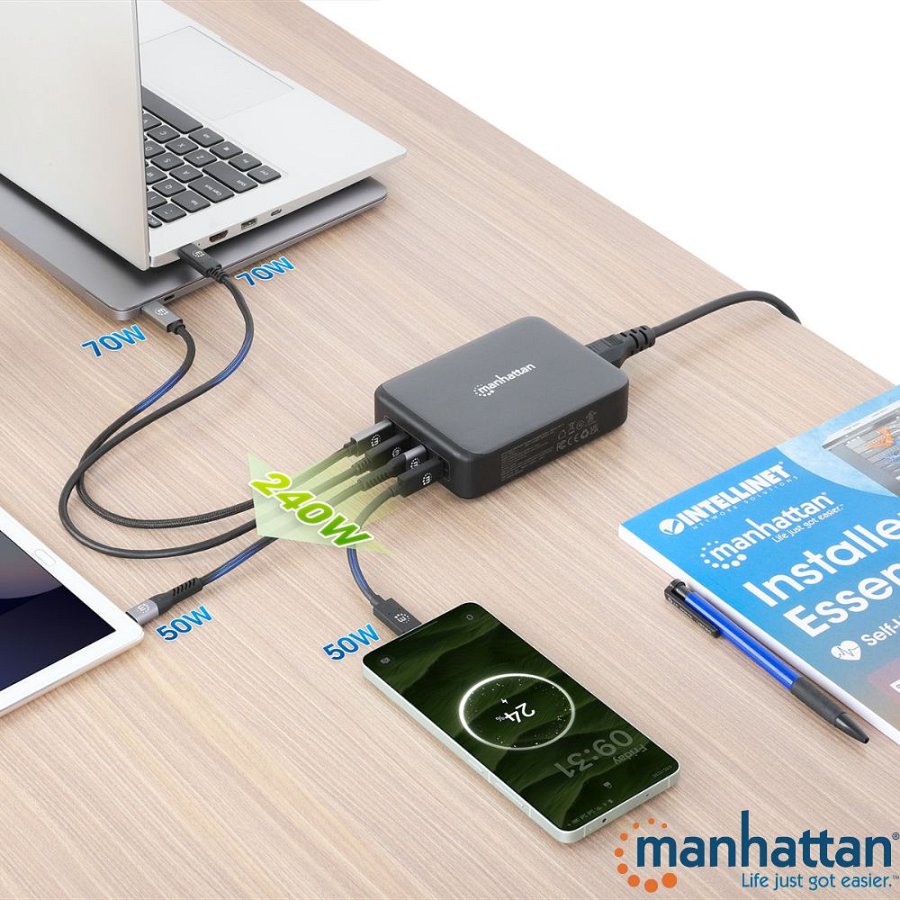 Urządzenie Manhattan 240 W na biurku, zasilające laptop (70 W + 70 W), tablet (50 W) i smartfon (50 W)