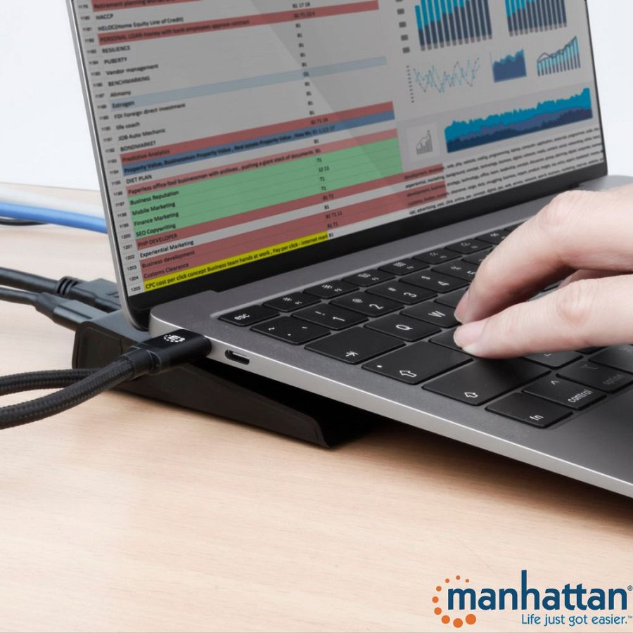 Laptop z podłączonym kablem PD Manhattan